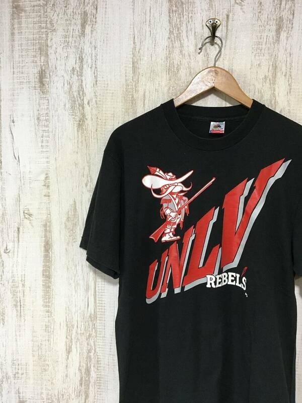 at216☆【90s ヴィンテージ VINTAGE USA アメリカ製】FRUIT OF THE LOOM UNLV REBELS アメフト カレッジTシャツ 黒 L