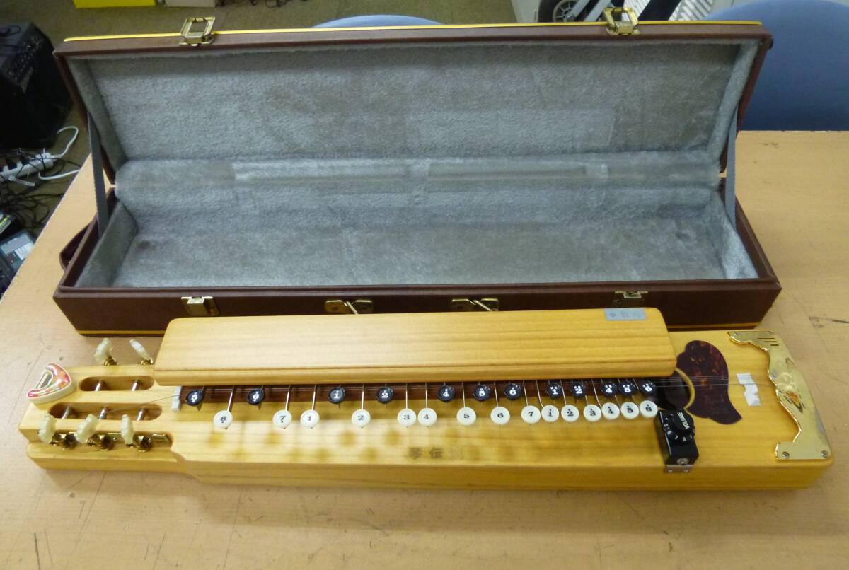 中古 大正琴 琴伝流 「敷島」ハードケース付き 和楽器 [J-686]◆送料無料(北海道・沖縄・離島は除く)◆