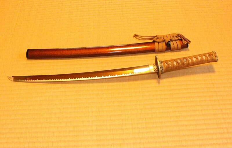 [j184]模造刀 波鳥図 70cm 日本刀 鍔 目貫 縁 頭 梨地 鞘　模擬刀 Japanese sword 時代劇　武士　侍　コスプレ　 波文　鶴図　龍