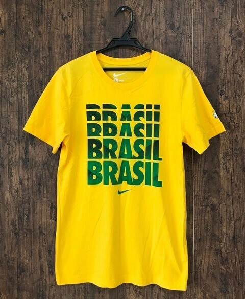 ss_1474y ★定形外 配送★ サッカー ブラジル代表 半袖Tシャツ 綿100% イエロー 丸首 デカロゴプリント ナイキ NIKE SLIM FIT メンズ L