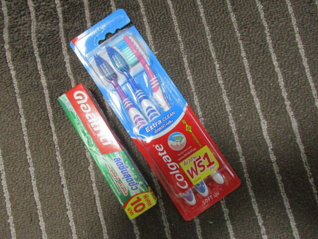 未使用　COLGATEハブラシ３本＋COLGATE　MAX　FRESH　32g