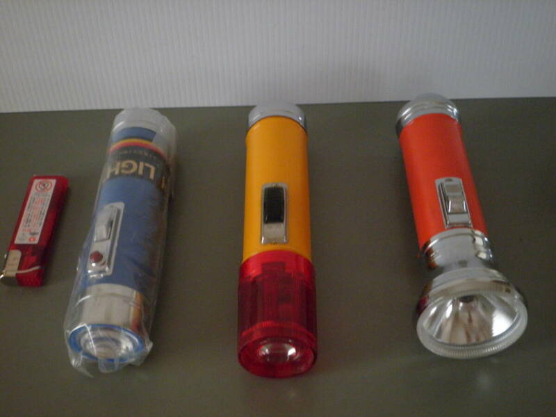 昭和レトロ　懐中電灯　日立FLASH　LIGHT（新品）、MAXELL　MF-12ST（中古）、ナショナル　FF-111CN（中古）３点セット販売です。