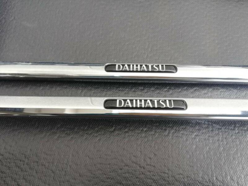 ダイハツ純正　ナンバーフレームホルダー（クロームメッキ）　２枚セット　中古 DAIHATSU