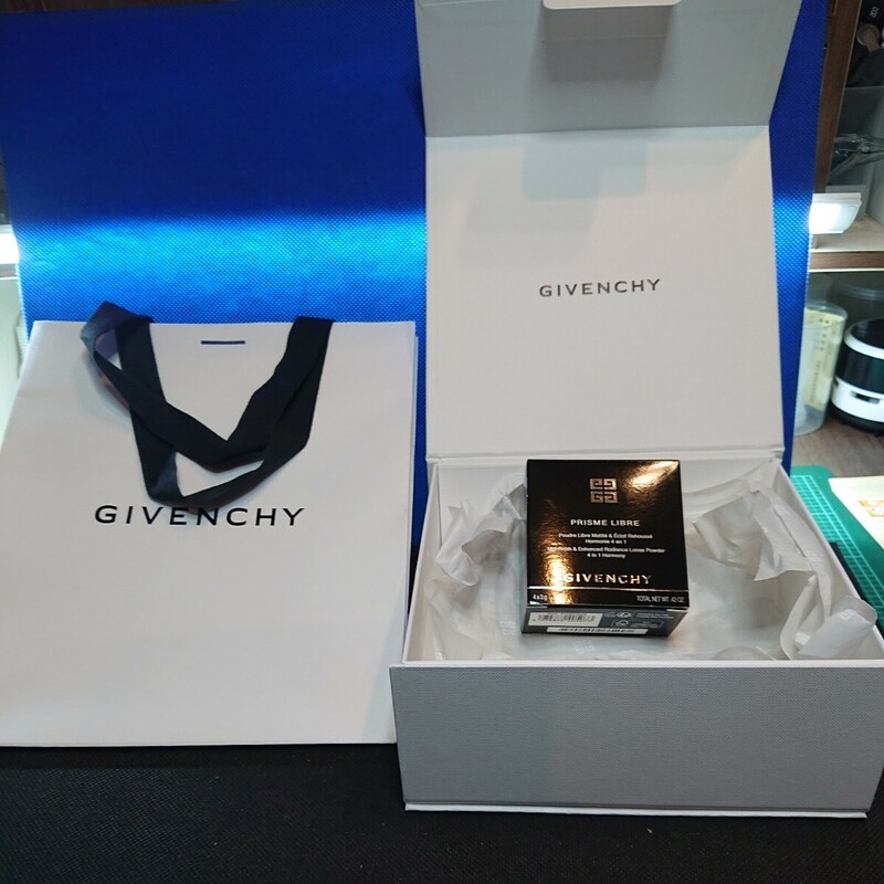 GIVENCHY プリズム・リーブル（No.2 ホワイト・サテン）12g