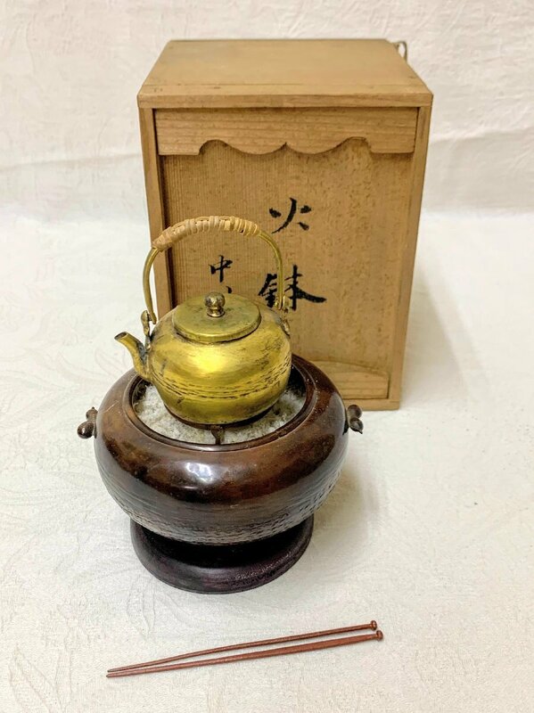 14511/旧家蔵出し品 時代雛道具 火鉢 茄子耳 五徳・火箸・薬缶 共箱 ミニチュア玩具 節句飾り ひな人形 日本人形 お雛様 三月人形 御殿玩具