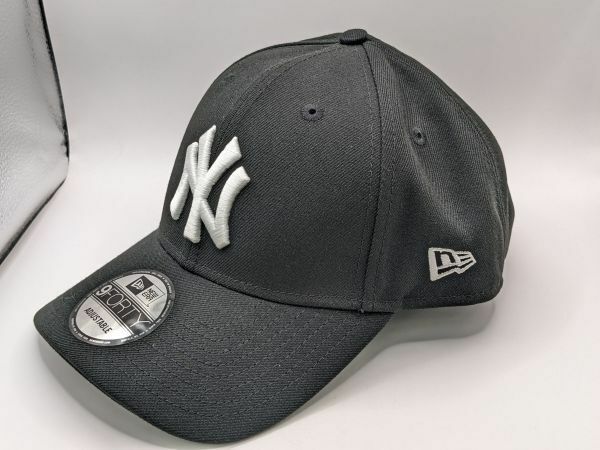 美品 NEWERA ニューエラ キャップ 黒 ブラック 9FORTY ニューヨークヤンキース 帽子 ベースボールキャップ （M7754）