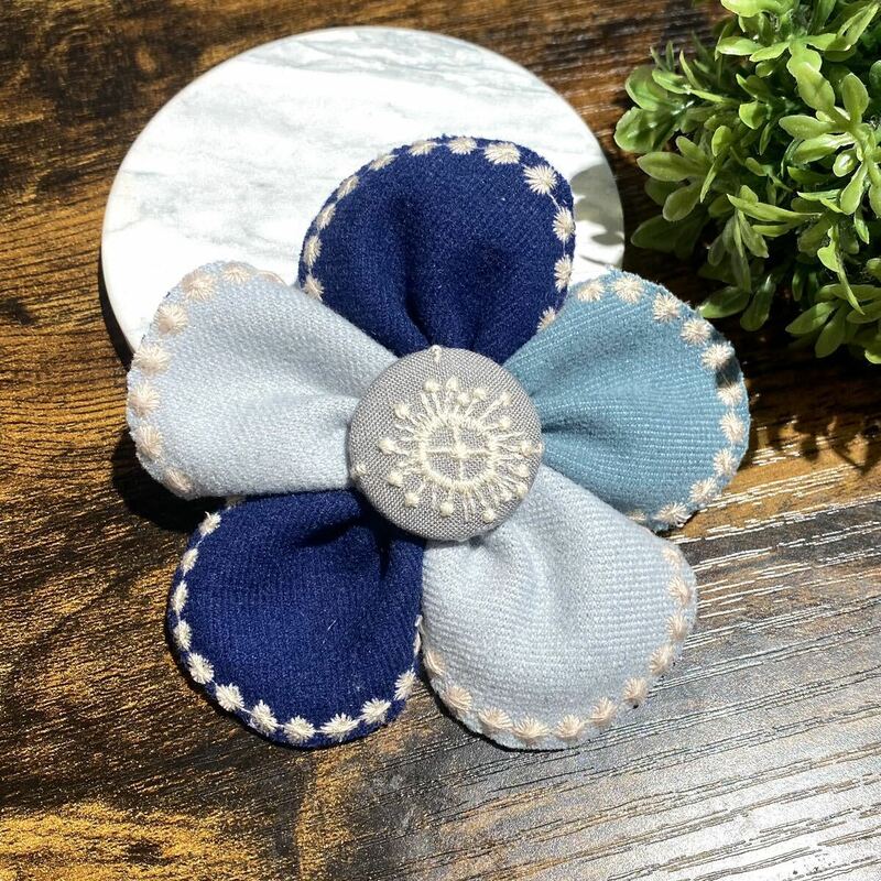 ミナペルホネン　ハンドメイド　お花のブローチ　679