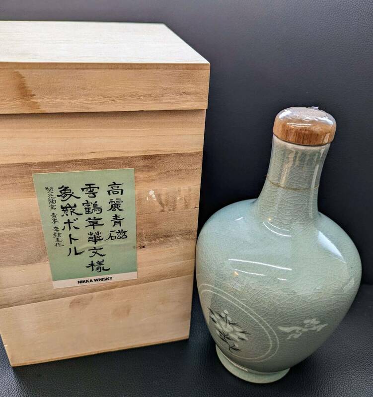 #6365【未開栓・液漏れ】 865g 象嵌ボトル 古酒 NIKKA WHISKY ニッカ ウイスキー 高麗青磁 青峯 雲鶴草花文様 43％