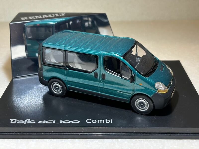 1/43ルノー純正「ルノー トラフィックdCi 100 Combi」グリーンメタリックNOREV製 518053 Gamme Utilitaires&Industriels