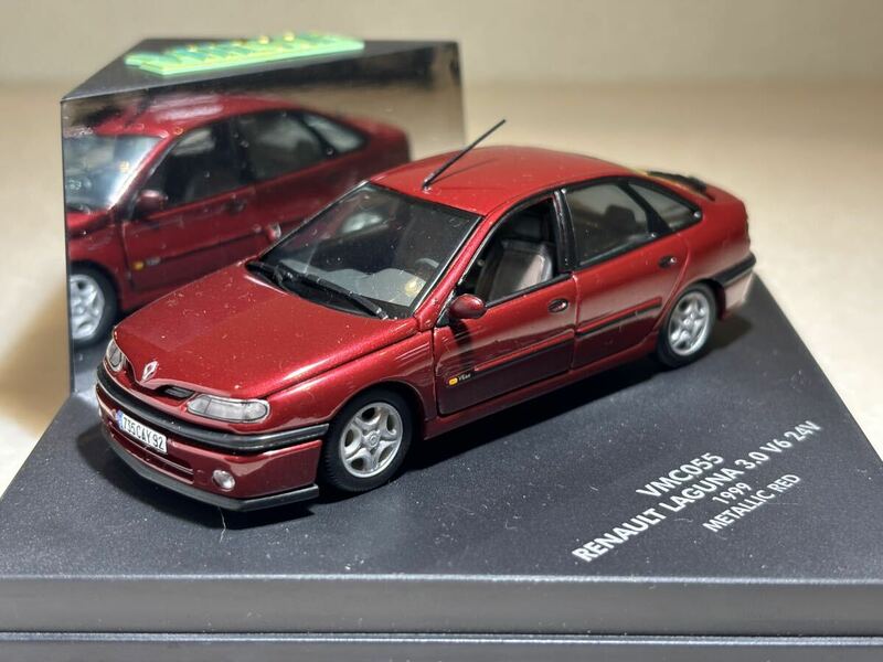 1/43「ルノー ラグナ 3.0 V6 24v」1999 メタリックレッド　VITESSE製VMC055