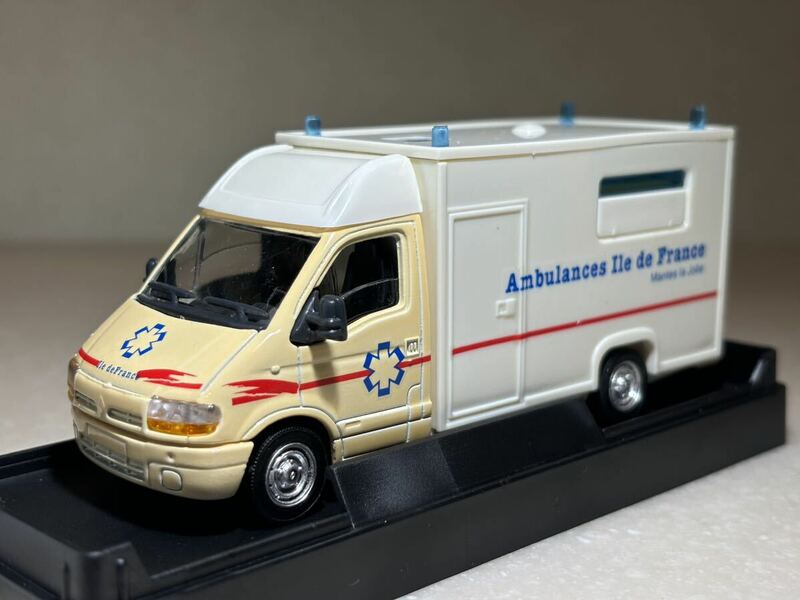 1/43「ルノー マスター Ambulances」 Solido Verem製 REF V283