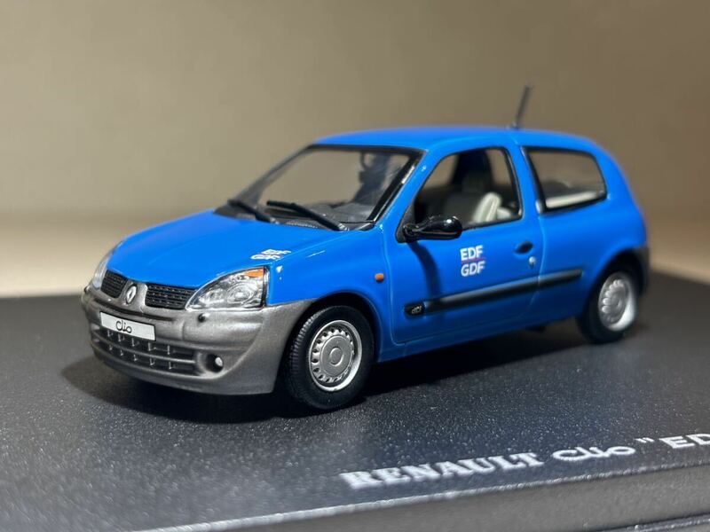 1/43 「ルノー クリオ EDF-G D F」(日本名ルーテシア) ブルー Universal Hobbies製 E2404 