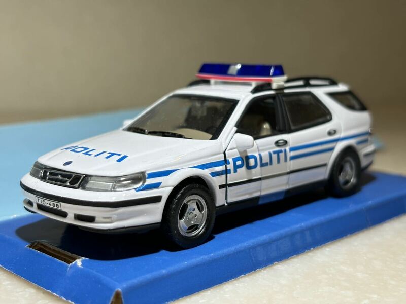 1/43 「サーブ95 エステート POLITI」 ホワイト Cararama製　 