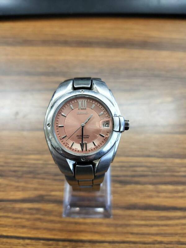 1円 稼働 良品 セイコー パーペチュアルカレンダー 8F32-005A QZ ピンク文字盤 デイト ラウンド メンズ腕時計 
