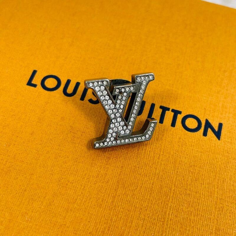 美品 LOUIS VUITTON ルイヴィトン ブックル LV イニシャル M80183 片耳ピアス 完売品 小物 アクセサリー LVロゴ 人気 完売 限定 メンズ