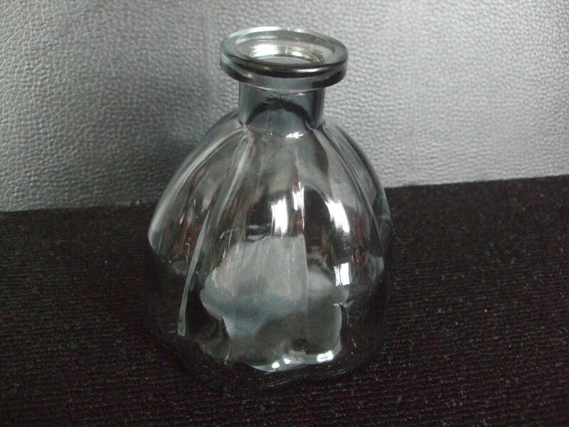 ガラス製花瓶（グレー）高さ10.5ｃｍ　直径10ｃｍ　口部外4ｃｍ