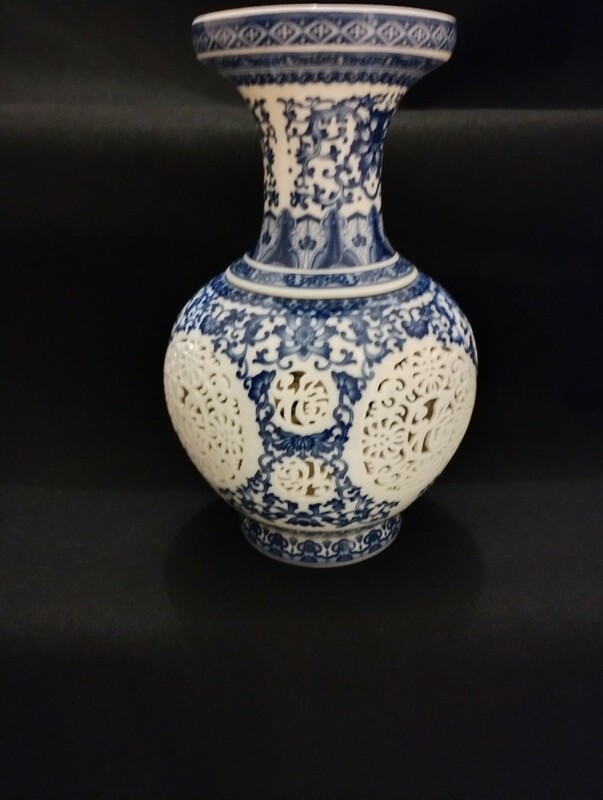 景徳鎮　青花透彫脱瓶　福透かし　青と白の中国陶磁器