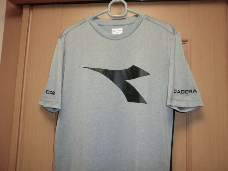 ◆正面に大きなロゴ◎バックもオシャレ【DIADORA】ディアドラ★両袖にも DIADORA ロゴ◎オシャレなデザイン★カラー/グレー他◎サイズ/M◆