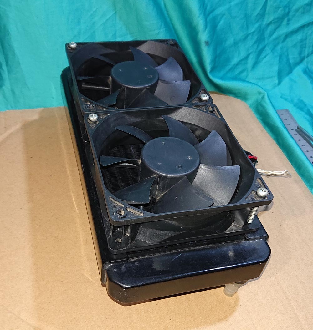 水冷パソコン用　外部ラジエター　１２０mmＦａｎ　２個付き　完動品よく冷えます。