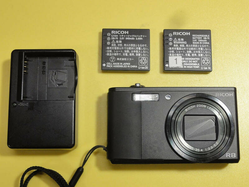 RICOH R8 美品 動作確認済 純正バッテリー2個 純正充電器付属 リコー Ｒ８ ブラック CCD オールドコンデジ