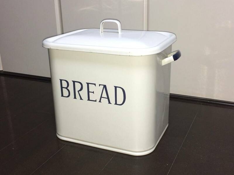 【送料無料】ホーロー製 / ブレッド缶「ＢＲＥＡＤ」/ パン保存用の缶 / キッチン雑貨 ・アンティーク風の缶　中古品