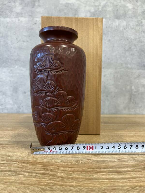 ●○#3594 鎌倉彫　中古品　和歌美屋　木製漆塗り　松彫刻花器・花瓶 ♪○●