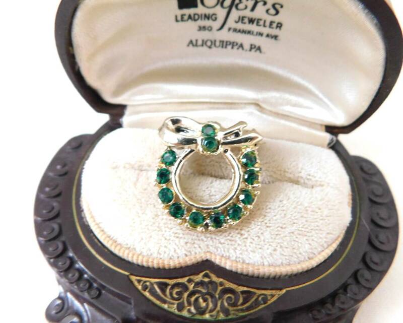 ヴィンテージ　エメラルド色ガラスラインストーンの飾られた古い小さなリングモチーフのブローチ　ドールサイズ　美品　送料120