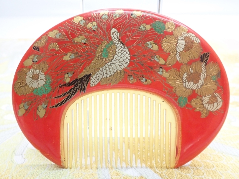 A426　櫛　丸櫛　赤地　孔雀　樹脂製　和装小物/レトロ/髪飾り/着物　Japanese Kimono Jewelry