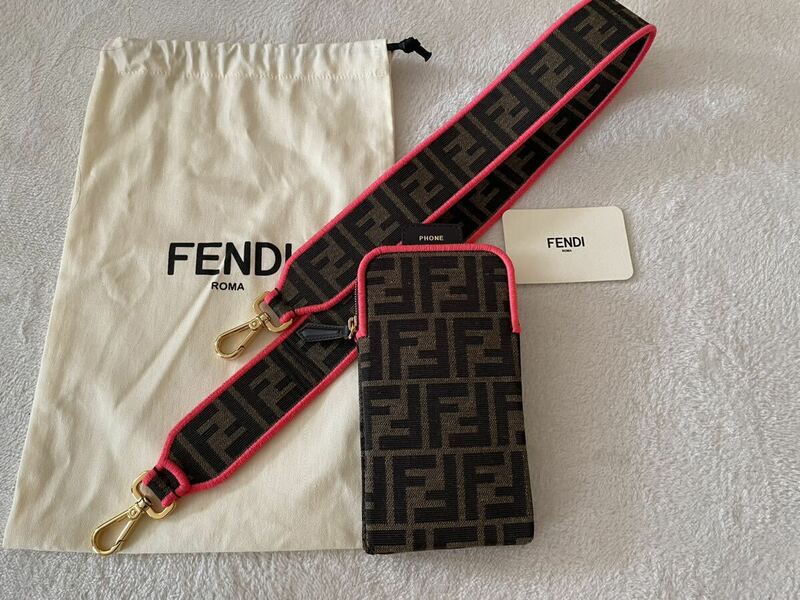 新品　FENDI フェンディ　ショルダーストラップ　携帯ケース付　ズッカ柄