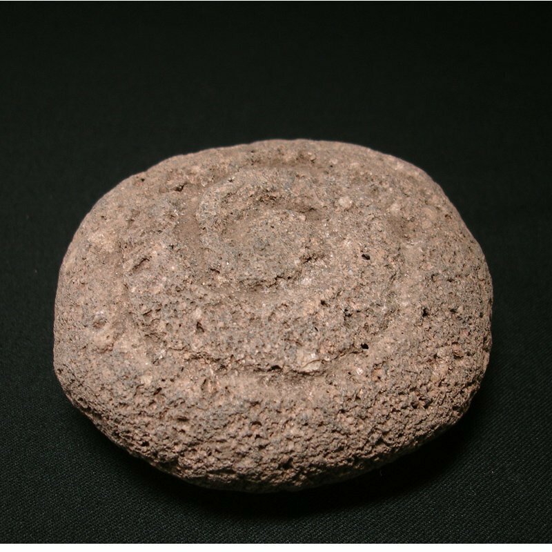 慶應◆古代土器コレクター放出品 縄文時代 火山岩を彫って生み出した丸い渦巻き文様の置物 餅型石器 儀礼道具