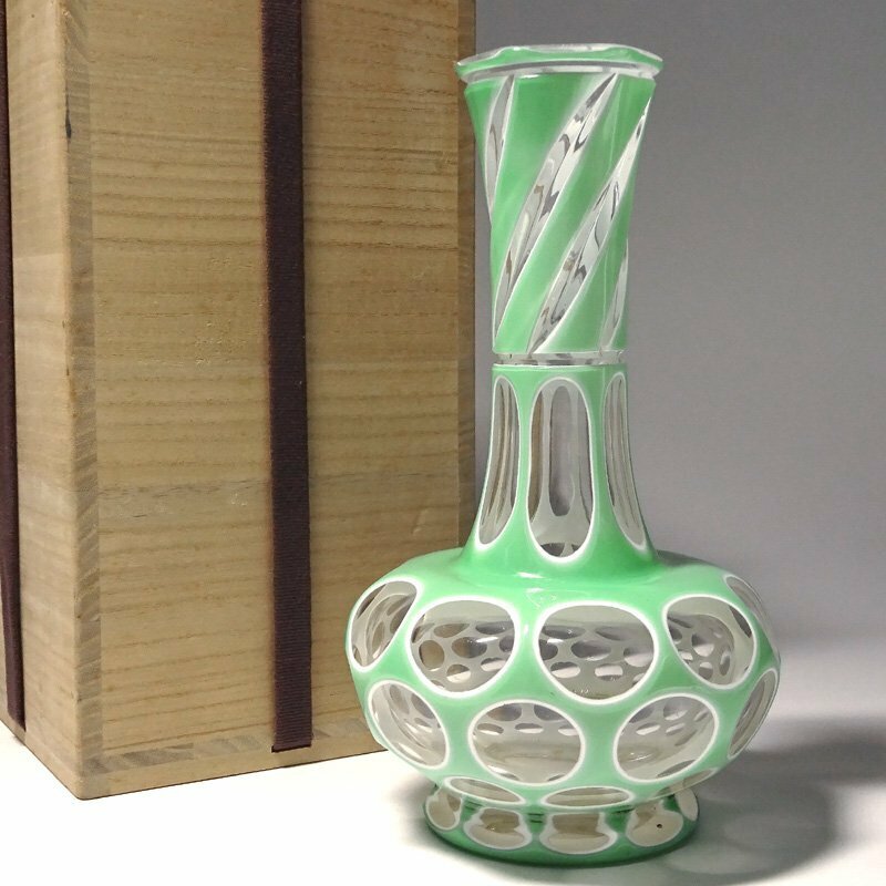 慶應◆大正～昭和初期 和硝子 乳白緑色被せ切子ガラス花瓶 高さ21cm 桐箱入