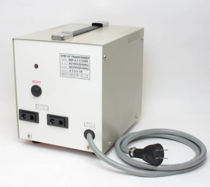 日章工業　アップトランス NDF-2000UPE 日本国内用 (対応電気製品 220～240V地域） 2000W 海外旅行用 昇圧専用変圧器 昇圧トランス 変圧器