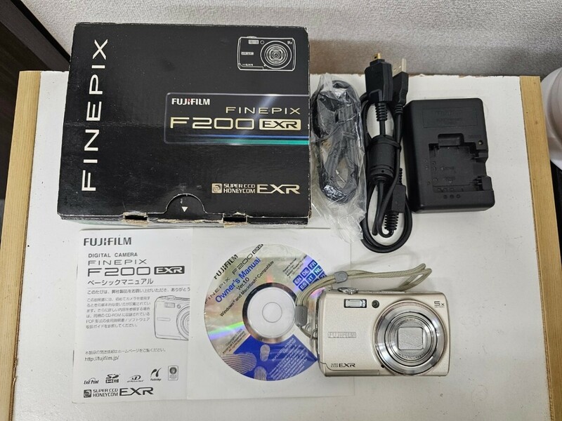 ◇FUJIFILM 富士フィルム FINEPIX F200EXR コンパクトデジタルカメラ デジタルカメラ 取説付き デジカメ（FH5-103）