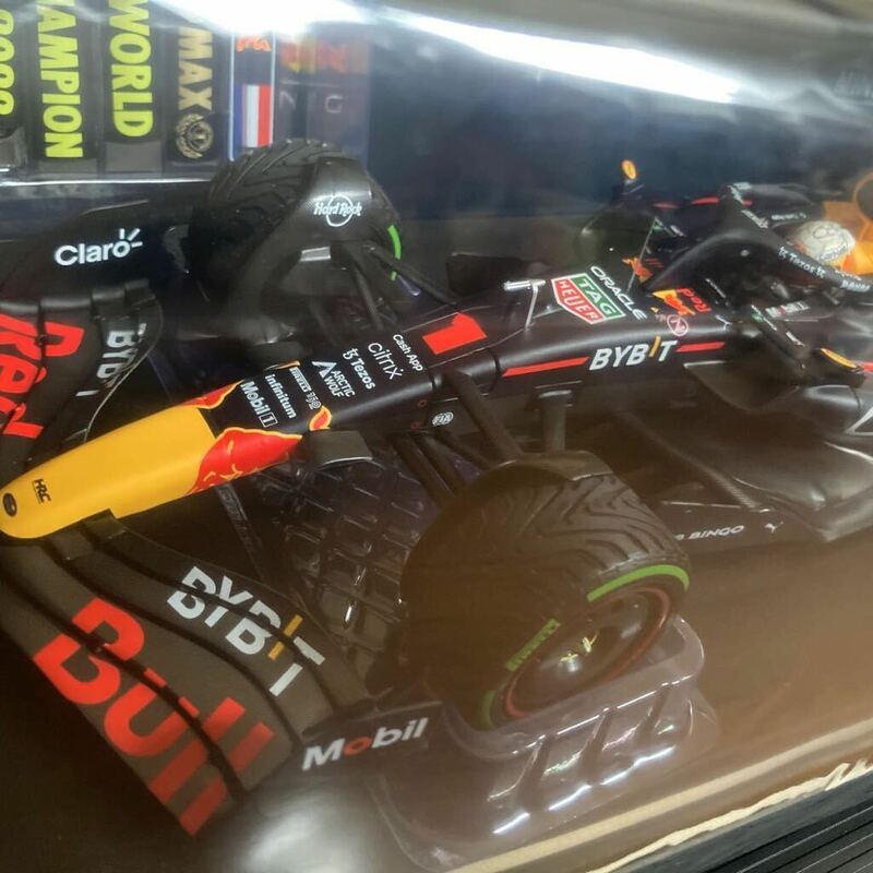 Minichamps 1/18 ORACLE RED BULL RACING RB18 MAX VERSTIPPEN 2022 WORLD CHAMPION