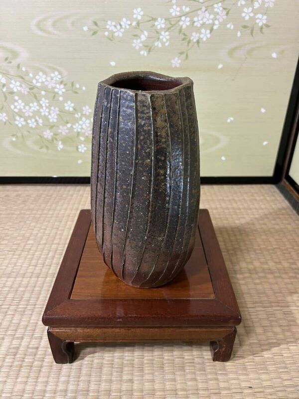 H25-12 花瓶 花器 備前焼花入 銘有り　サイズ:口径約10cm、胴回り直径約14cm、高さ約26.5cm 箱無し　※置き台は付いておりません