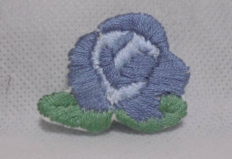 ♪　ハンドメイド 　青色の薔薇　薔薇　 ブローチ 刺繍