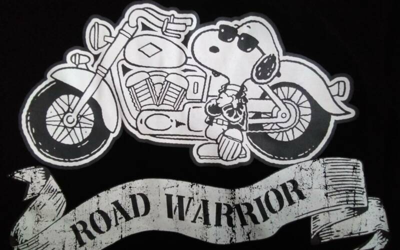 ☆メンズ☆PEANUTS ☆ カッコいい！胸元ロゴ♪後ろバイクと一緒サングラスのスヌーピー黒色半袖アロハシャツです(o^―^o)大きいサイズＬＬ