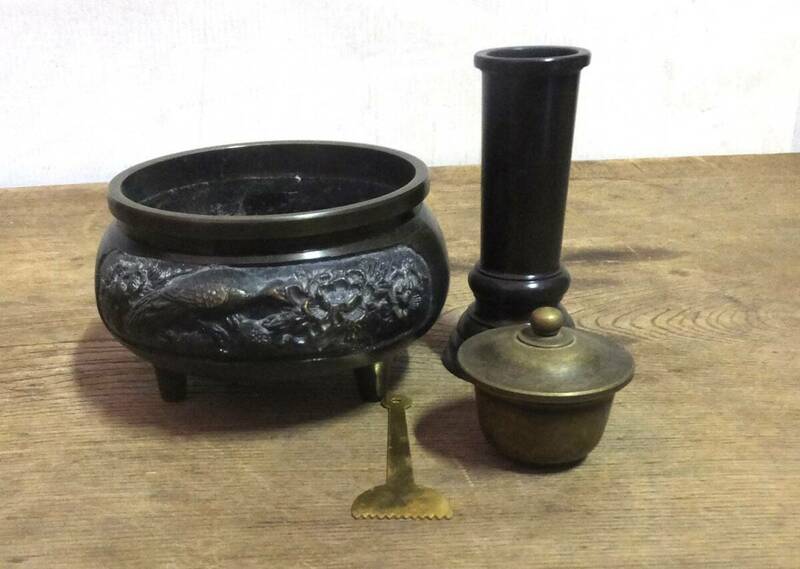 ▲て-738 仏具　4点　中古　香炉 線香立て　茶湯器　灰ならし　香炉：高さ8.5cm直径12cm重さ1.1kg総重量1.5kg