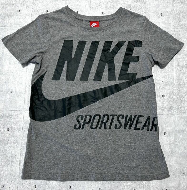 NIKE SPORTSWEAR ビッグスウッシュ ラバープリント 半袖Tシャツ　　ナイキ スポーツウェア レディース ビッグロゴ タウンユース 柳9658