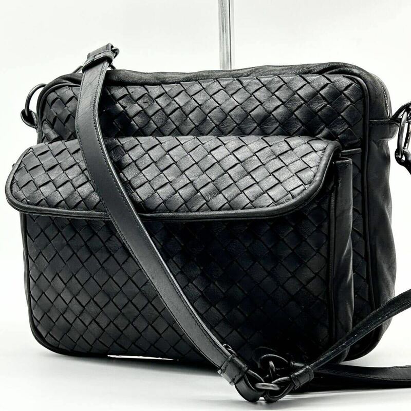 ●美品●BOTTEGA VENETA ボッテガヴェネタ ショルダーバッグ カメラバッグ 鞄 かばん イントレチャート 本革 レザー 斜め掛け 黒 ブラック