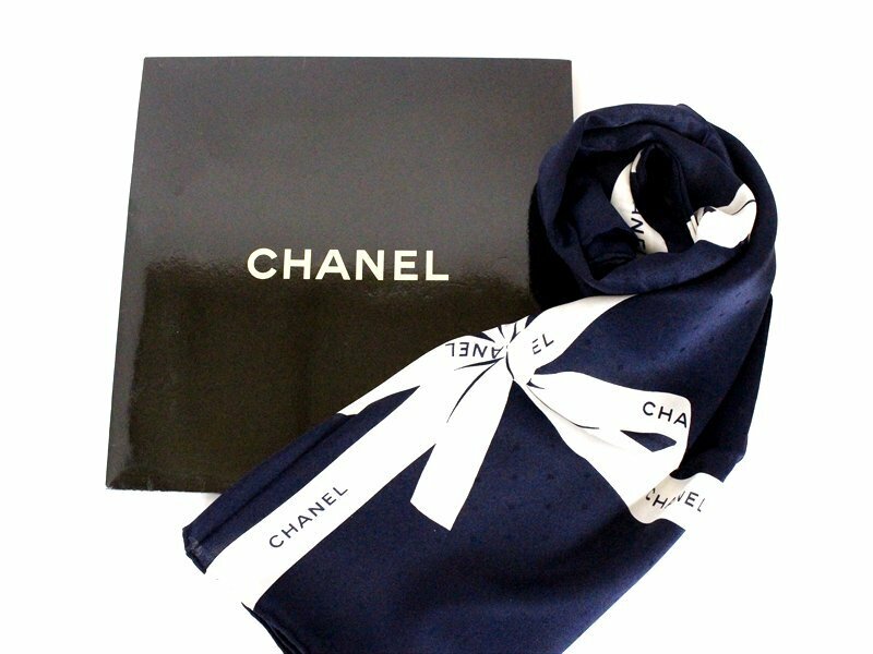 極美品☆CHANEL【シャネル】シルク100％スカーフ ロゴ リボン柄☆紺×白☆レディース☆ケース付☆