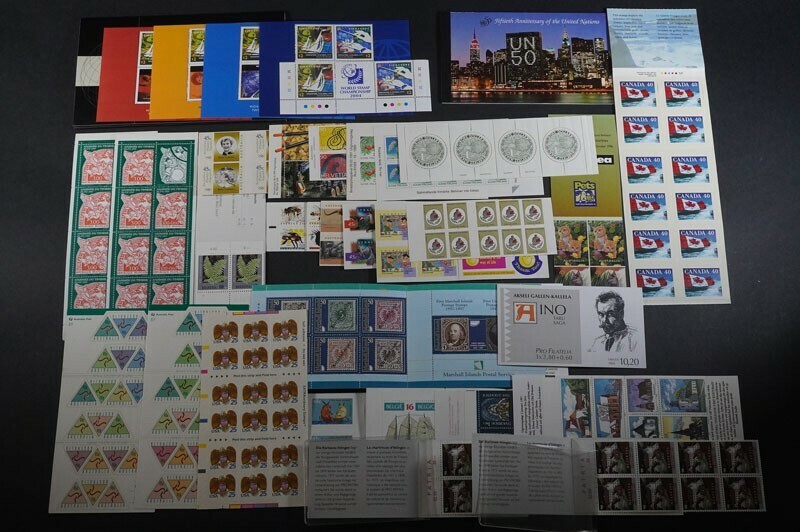 (934)外国切手 切手帳ペーン 未使用29冊 極美品多数国連カナダオーストラリアニュージーランドフィンランドシンガポールアメリカ猫犬シール