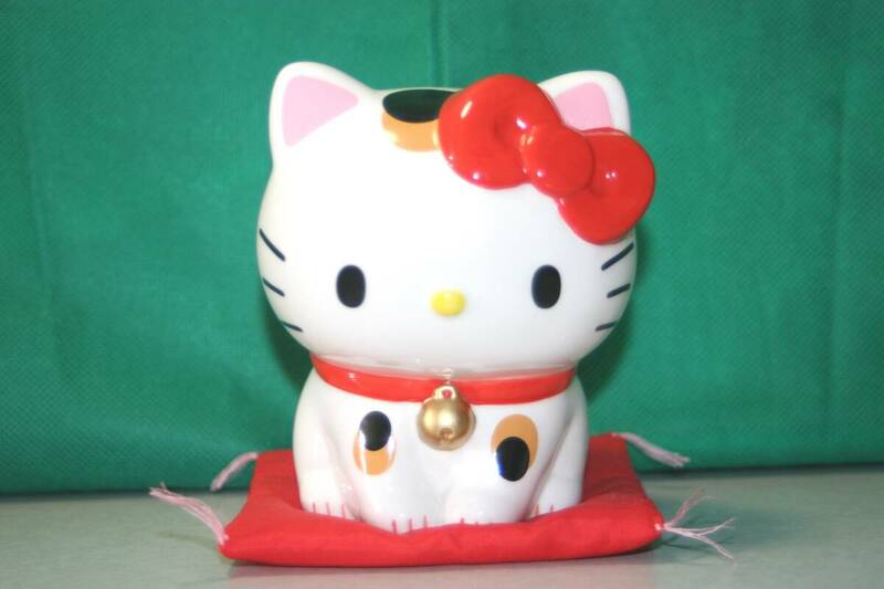 サンリオ ハローキティ まねき猫 貯金箱 赤い座布団付き 約12cm サンリオ製品 2020年 Sanrio Hello Kitty 陶器製 フィギュア