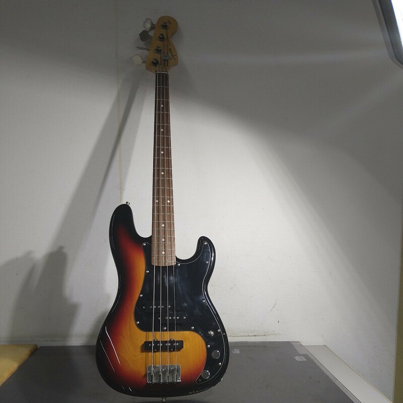SS014.型番:PRECISION BASS.0523. エレキベース. Squier.by Fender.CY01105263.ジャンク