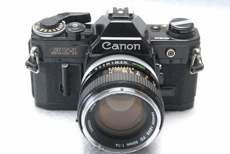 Canon キャノン 昔の高級一眼レフカメラ AE-1（黒）ボディ +（純正FD 50mm単焦点レンズ1:1.4付）作動品 （鳴き無し）（腐食無し）