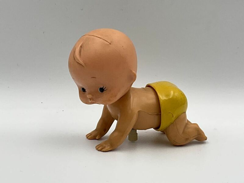 The baby crawls. 昭和レトロ TOMY ハイハイ 当時物 トミー 赤ちゃん　お尻フリフリ　ハイハイ赤ちゃん　ゼンマイ　動作確認済み