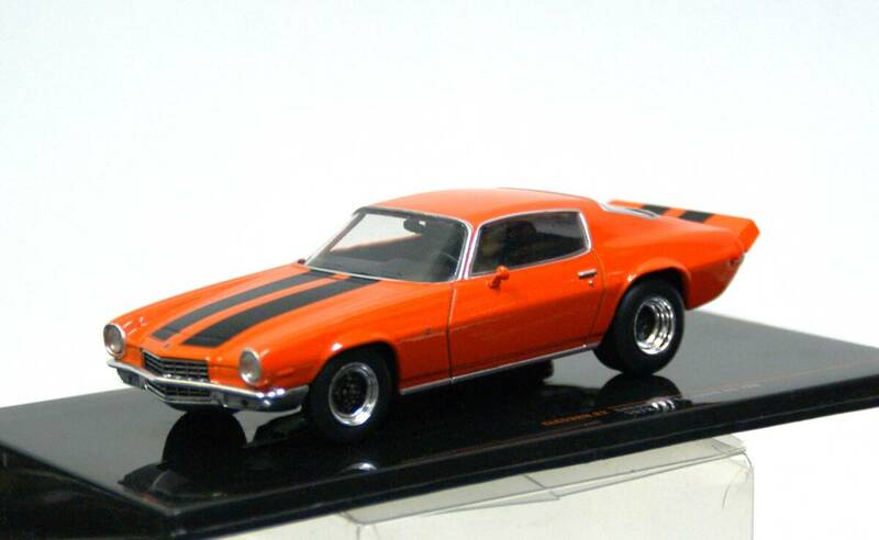 【イクソ】1/43 シボレー カマロ RS Z28 1972年オレンジ/ブラックストライプのダイキャスト製ミニカー（商品№ CLC532N.22）