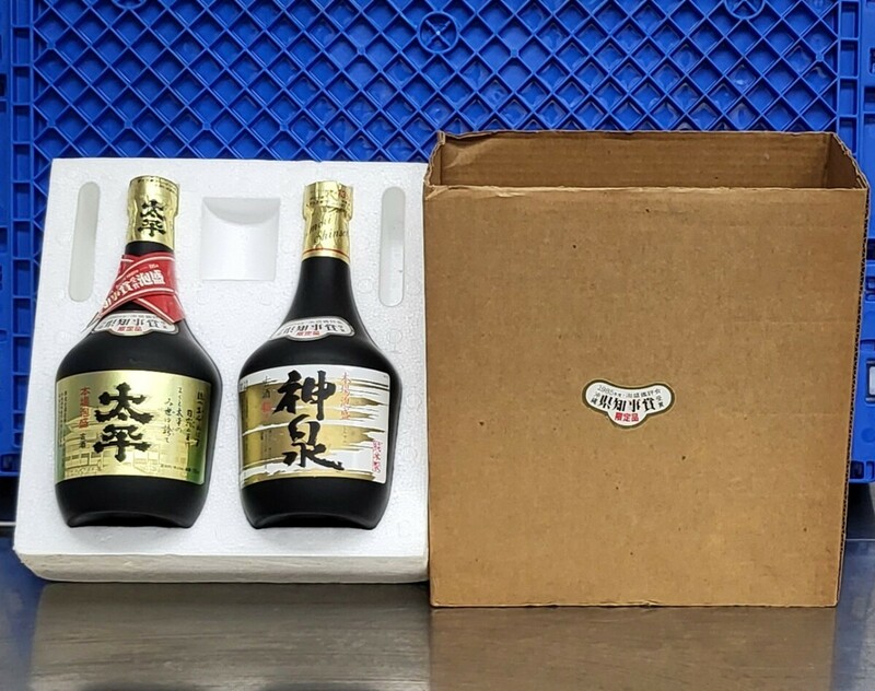 ★本場泡盛 限定品 1985年沖縄県知事賞 40年古酒2本 太平 720ml 40% 津波古酒造/神泉 720ml 43% 上原酒造 古酒 箱付き 2428g