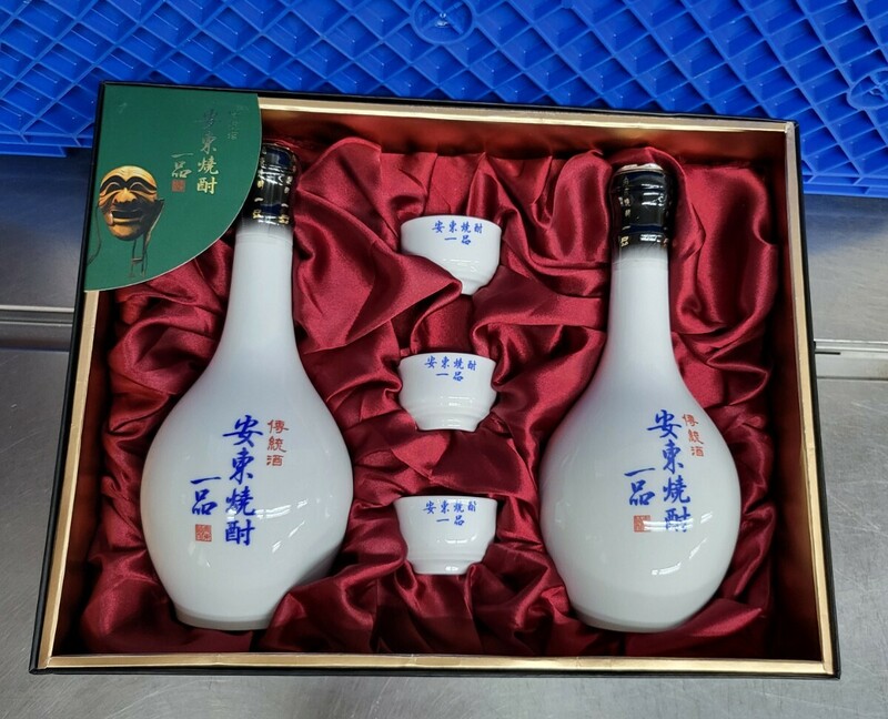 韓国焼酎2本 安東焼酎 一品 民族酒 400ml 21% 陶器ボトル 美品 箱・おちょこ付き 総重量：1567ｇ