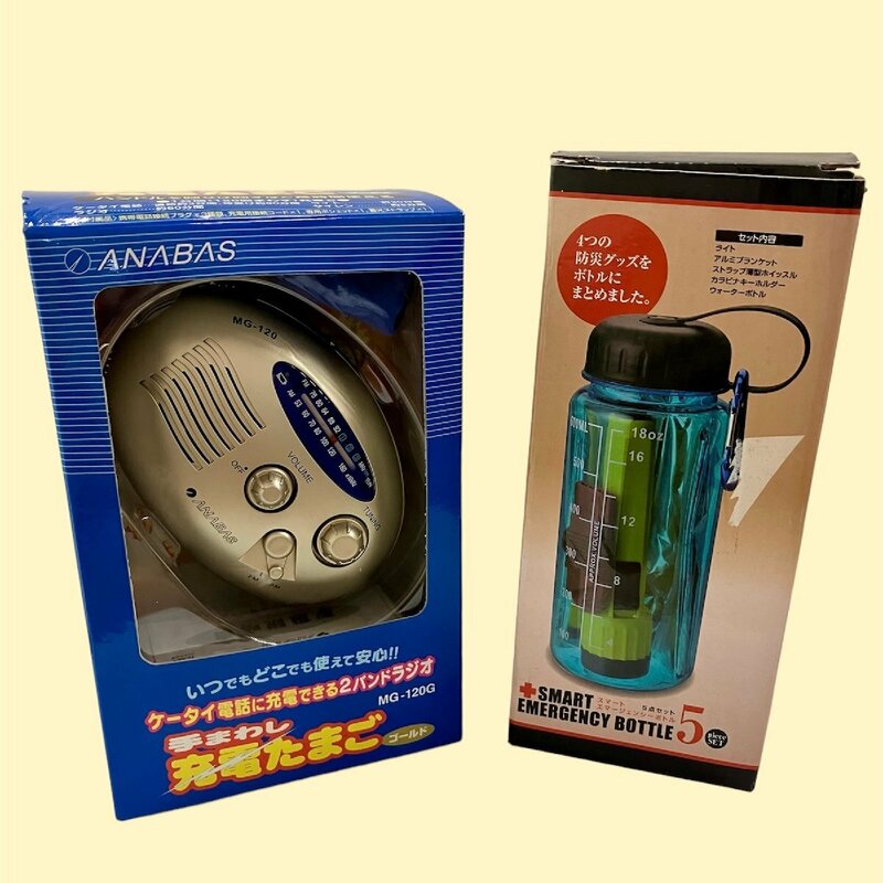 ☆防災グッズセット 手回し充電たまご 携帯電話ガラケー充電 2バンドラジオ 懐中電灯 ラジオ 笛 アルミブランケット ボトル 現状品 0.6kg☆